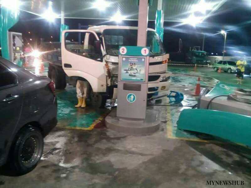 Video: Lori Hilang Kawalan Rempuh Stesen Minyak