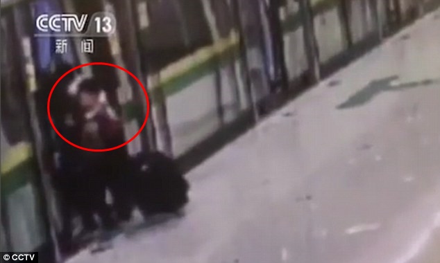 Tergesa-Gesa, Bayi Nyaris Tersepit Pintu Kereta Api