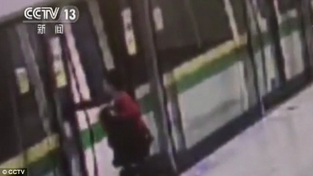 Tergesa-Gesa, Bayi Nyaris Tersepit Pintu Kereta Api