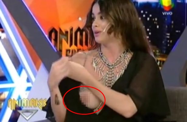 Nak Tayang Rantai Leher Tapi Tak Sengaja Tunjuk T*t*k