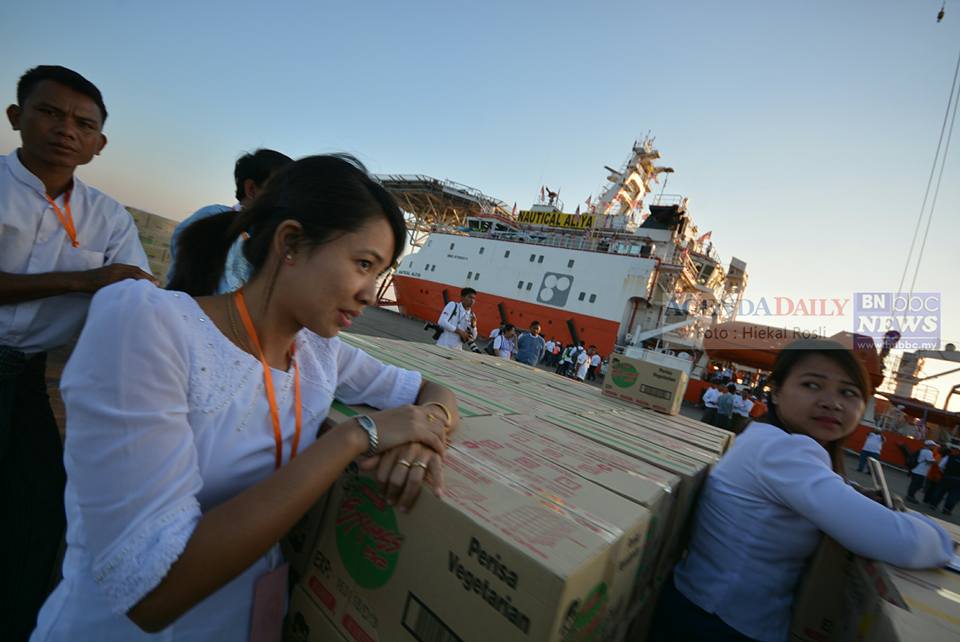 Flotila Tiba Di Yangon, Serah 500 Tan Bantuan Rohingya