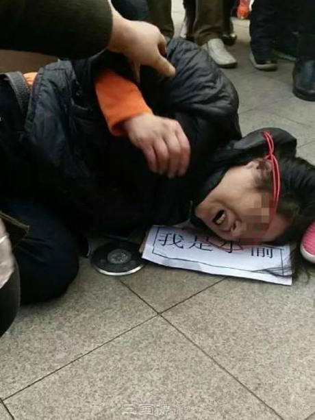 Padah Cuba Mencuri, Wanita Dimalukan Di Khalayak