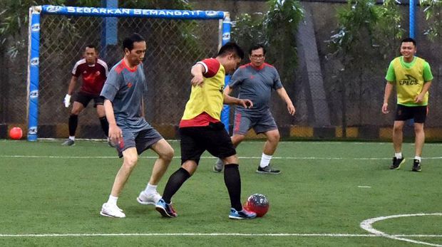 Baru 7 Minit Main Futsal, Jokowi Mengadu Letih