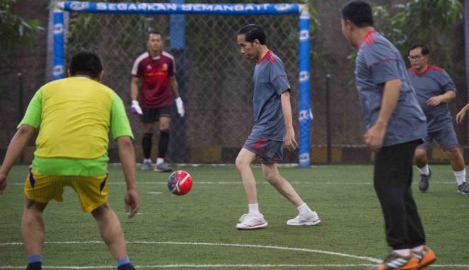 Baru 7 Minit Main Futsal, Jokowi Mengadu Letih