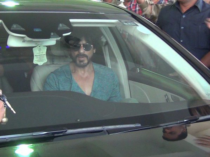 Kereta Shah Rukh Khan Tergilis Kaki Paparazzi
