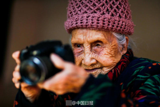 Nenek 105 Tahun Masih Setia Membidik Foto