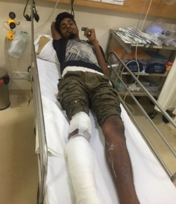 Kereta Shah Rukh Khan Tergilis Kaki Paparazzi