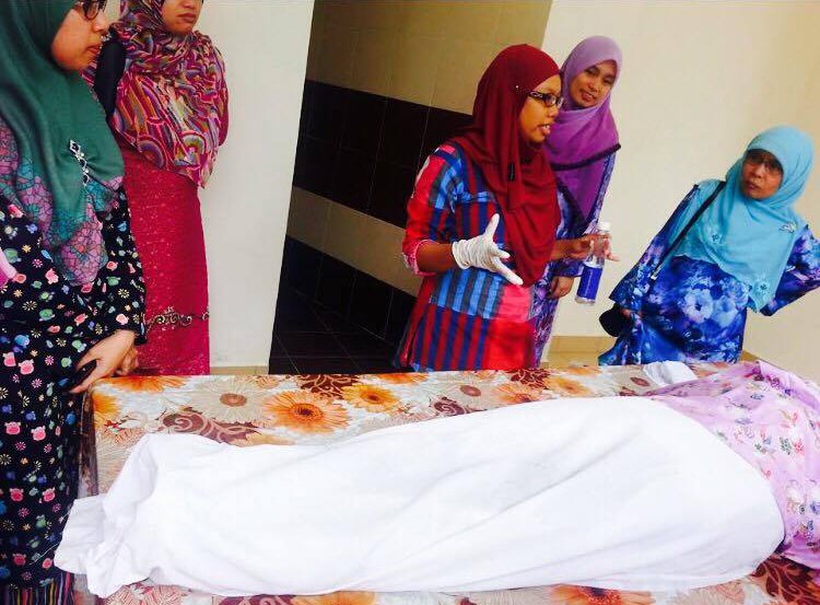 Kagum! Wanita Ini Buat 2 Kerja, Peguam Dan..