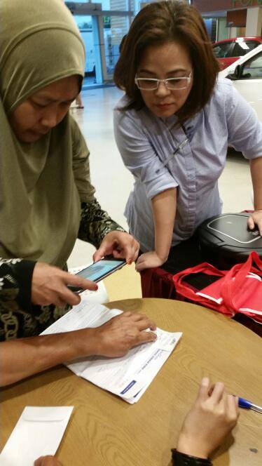 Warga Emas 'Dipukau' Selepas Terima Hadiah