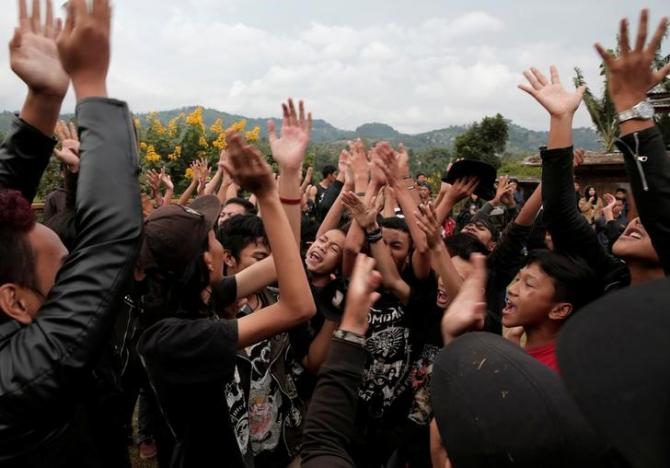 Kumpulan Punk Muslim Berdakwah Di Konsert