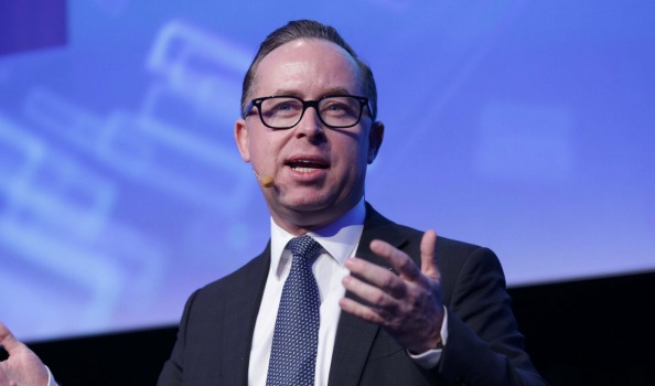 Seorang Lelaki Lempar Pai Krim Ke Wajah CEO Qantas
