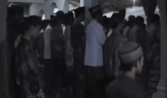 Video: Solat Terawih Sambil Berjoget Di Indonesia...