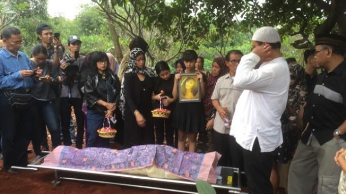 Jenazah Yana Zein Dikebumikan Cara Islam Atau Kristian?