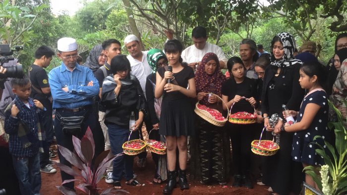 Jenazah Yana Zein Dikebumikan Cara Islam Atau Kristian?