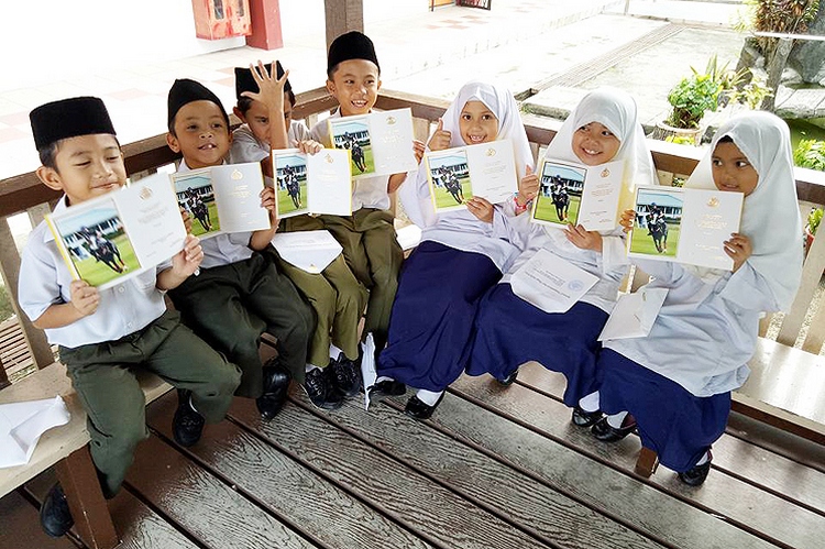 Murid Teruja Dapat Balasan Kad Raya Sultan Brunei - MYNEWSHUB