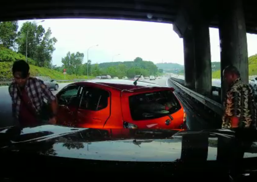 Video: Eh Kereta Lagi Penting Daripada Nyawa? - MYNEWSHUB