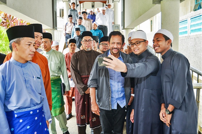 Gaya Santai Sultan Brunei 'Spot Check' Institut Tahfiz 
