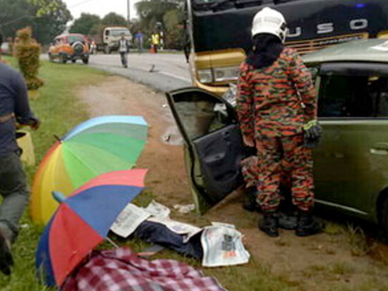 Tiga Maut Kereta Bertembung Lori Pasir - MYNEWSHUB