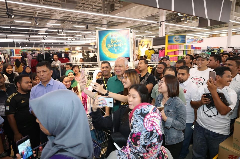  Tesco Peringgit Riuh Najib Datang Beli Barang Dapur 