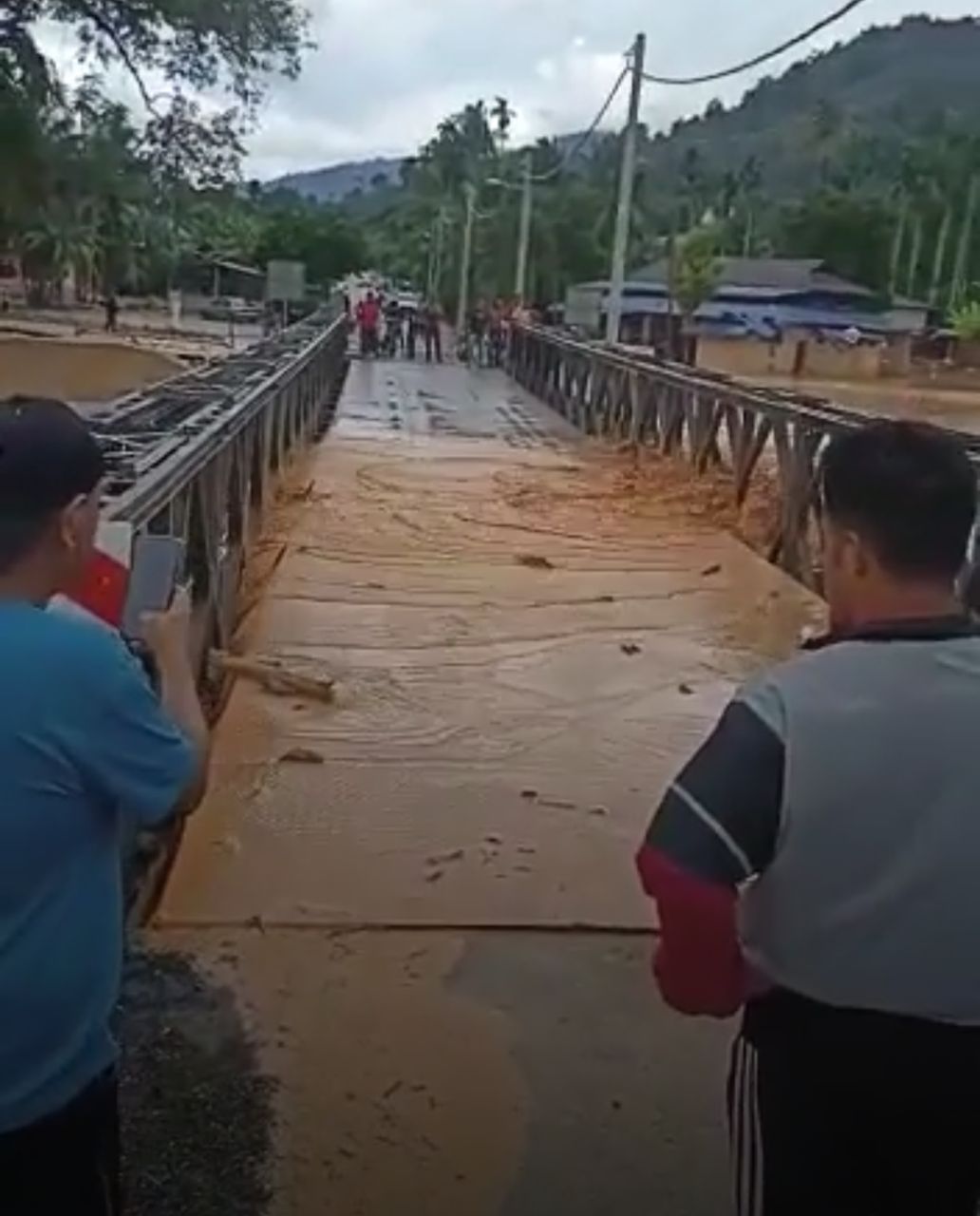 Penduduk Cemas Air Sungai Kupang Deras, Cecah Jambatan Baharu