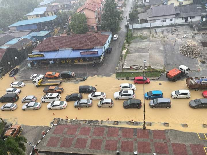 500 Kenderaan Ditenggelami Banjir Kilat  Di Johor Bahru