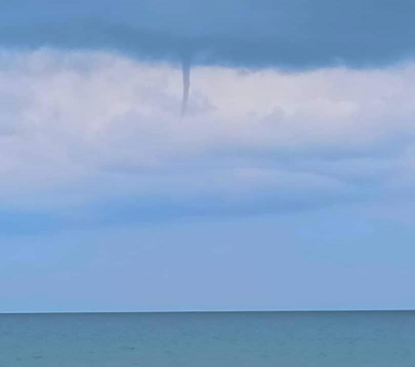 Fenomena Belalai Air Muncul Di Pantai Paka