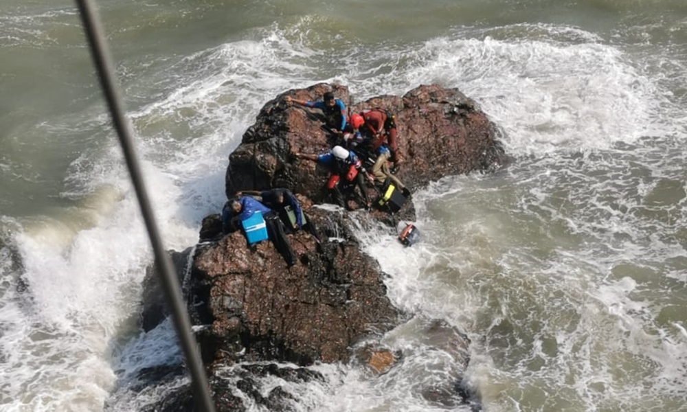 Maritim Selamatkan Lima Pemancing Terkandas