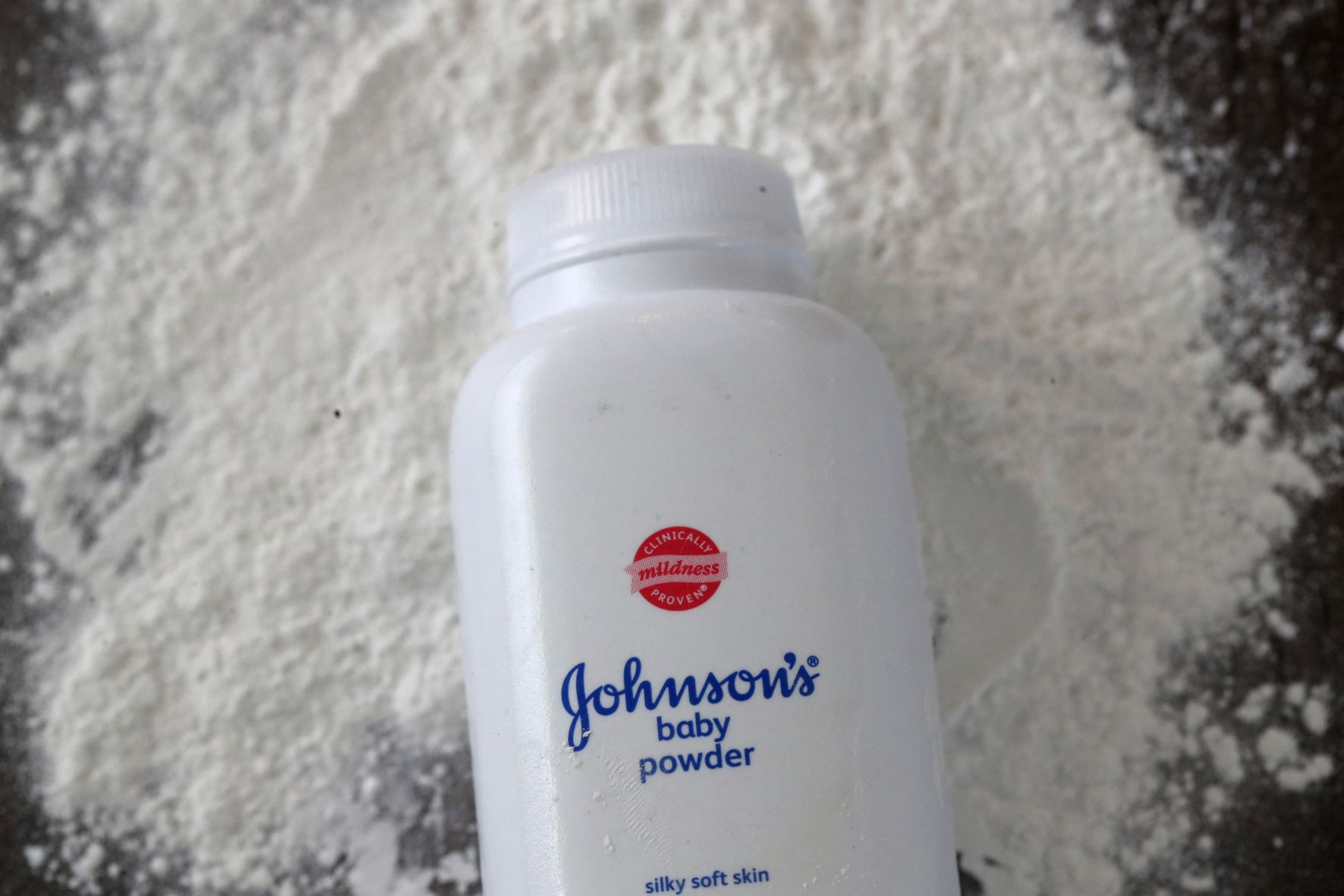 Johnson & Johnson Hentikan Jualan Bedak Bayi Talkum