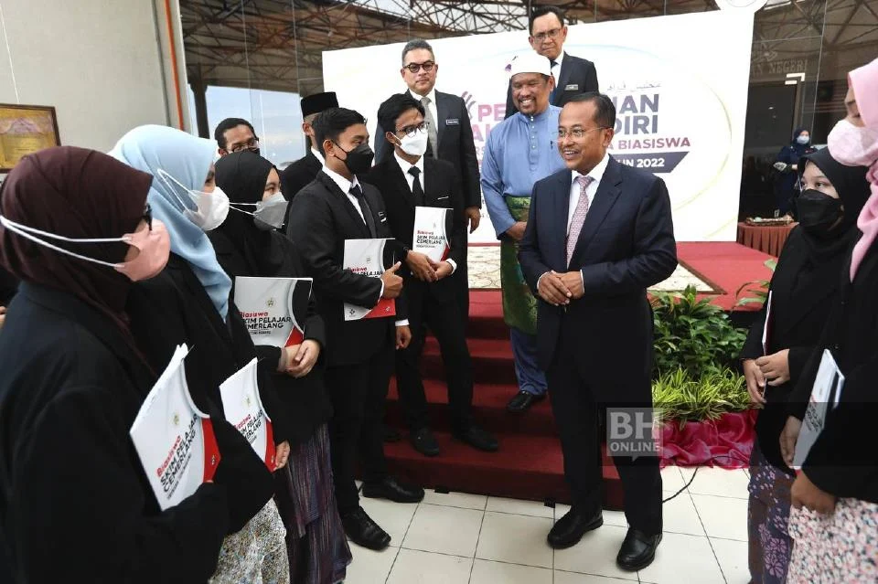 16 Penerima Biasiswa Skim Pelajar Cemerlang Terengganu Sambung Belajar Ke UK, Jordan