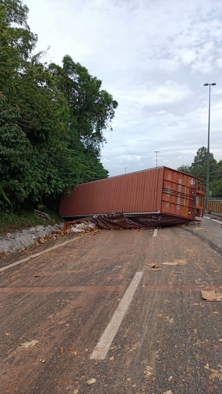Kontena Bawa Tin Sardin Terbalik, Jalan Sesak Lebih Tiga Kilometer