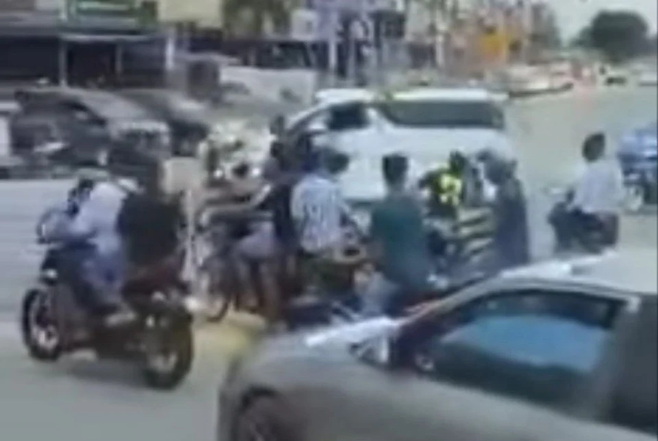 Kumpulan Bermotosikal Iring Van Mayat Halang Lalu Lintas