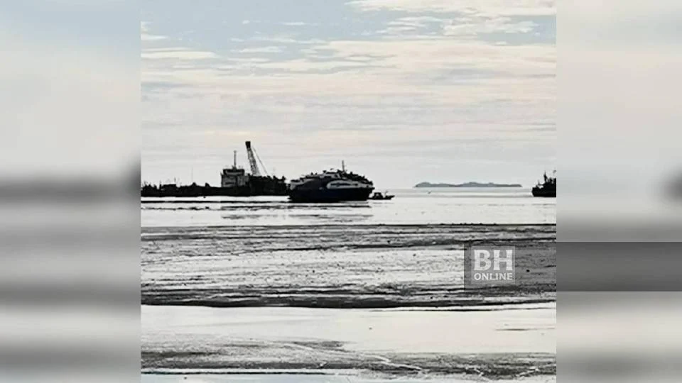 Feri Bawa 547 Penumpang Tersadai Akibat Air Laut Surut