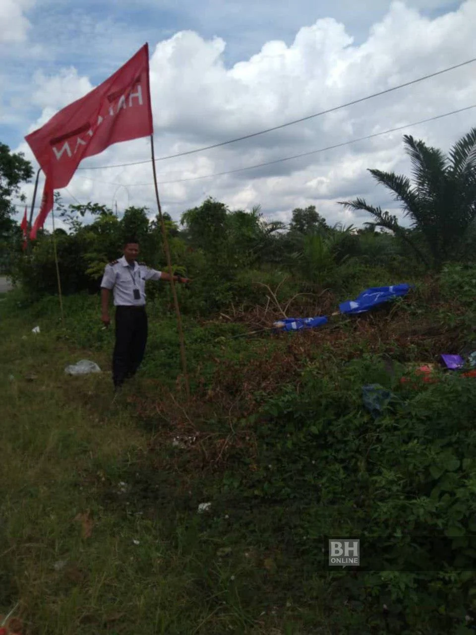 Baru Beberapa Jam Pasang, Bendera Sudah Dirosakkan