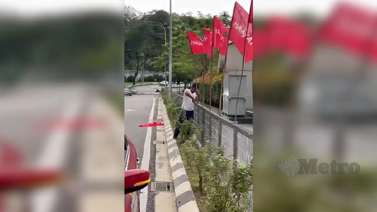 PRU-15: Turunkan Bendera PH Kerana Menutup Pagar Hadapan Muzium Negara