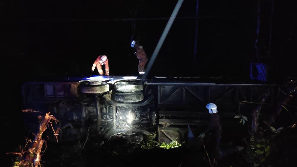 12 Penumpang, Dua Pemandu Cemas Bas Ekspres Masuk Gaung