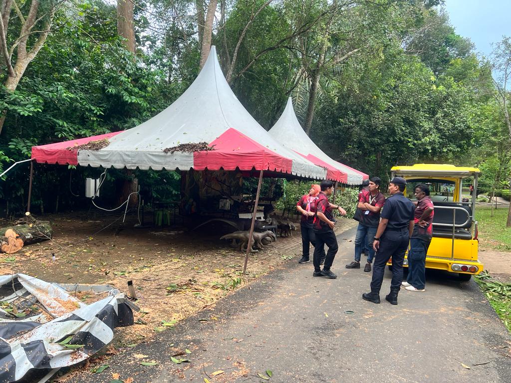 Bapa Patah Kaki, Tiga Sekeluarga Dihempap Pokok Di Zoo Melaka