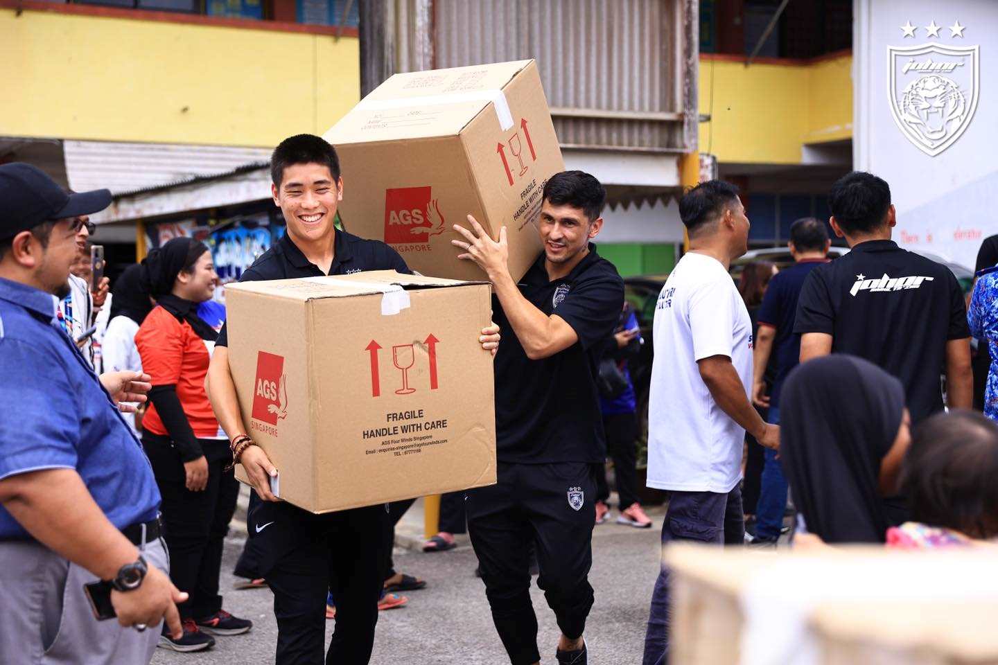 Pemain Harimau Selatan Bersama Yayasan JDT Santuni Mangsa Banjir