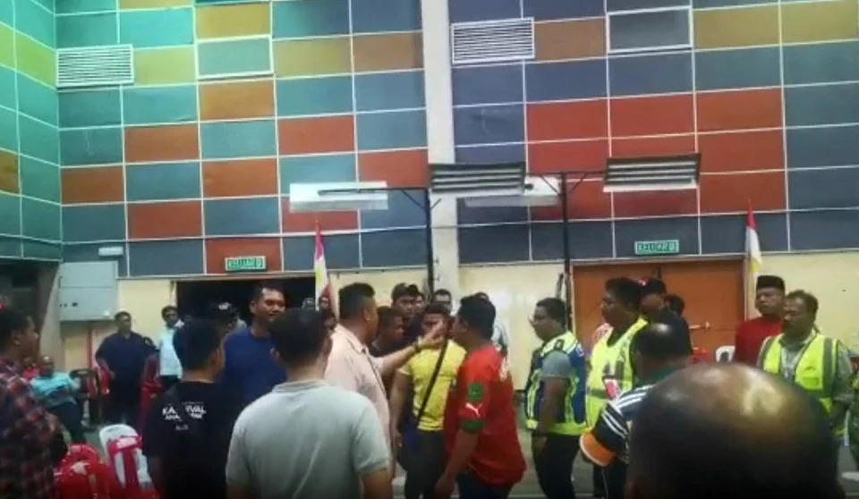 Kecoh Di Pasir Salak, 10 Lelaki ‘Serbu’ Dewan Ketika Kiraan Undi