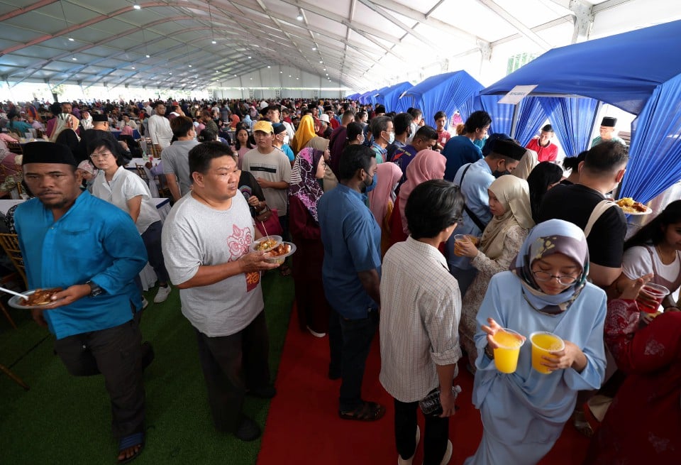 18,000 Hadiri Majlis Rumah Terbuka Sultan Johor