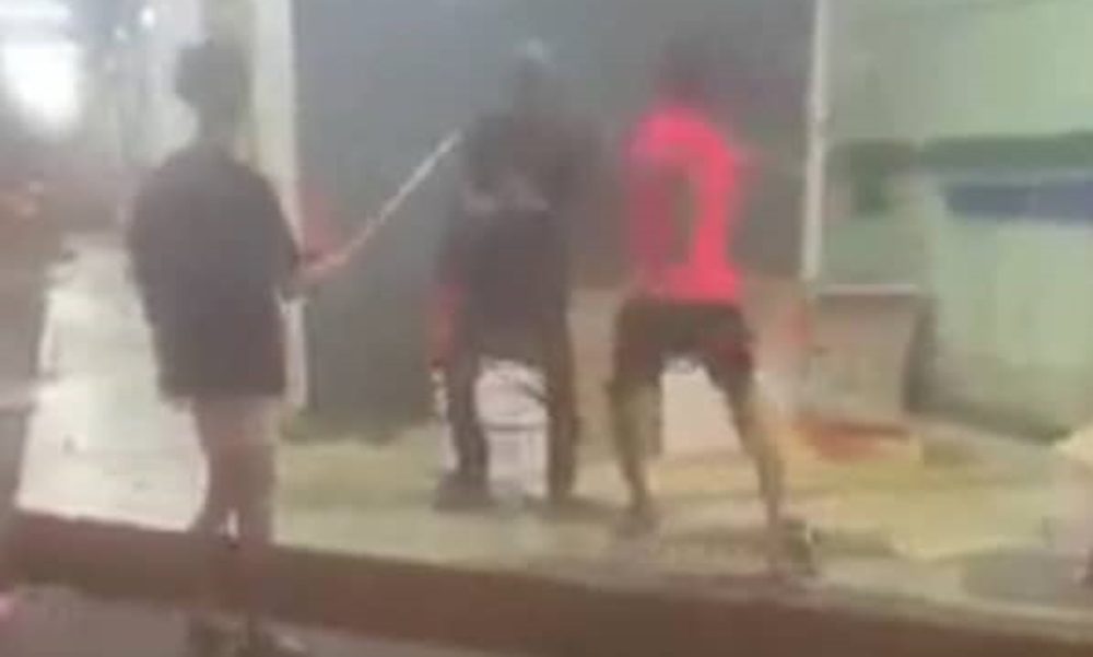 Polis Buru Lelaki Tular Pukul Gelandangan Dengan Pemukul Besbol