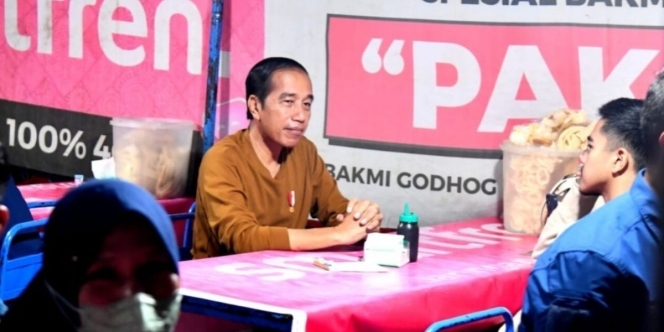 Jokowi Makan Di Warung Kaki Lima