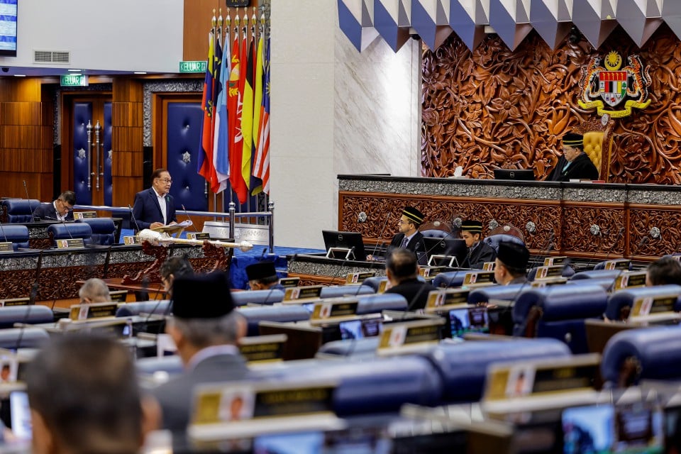 Ahli Parlimen Pembangkang Berbaju Melayu Putih Tanda Solidariti Bersama Palestin