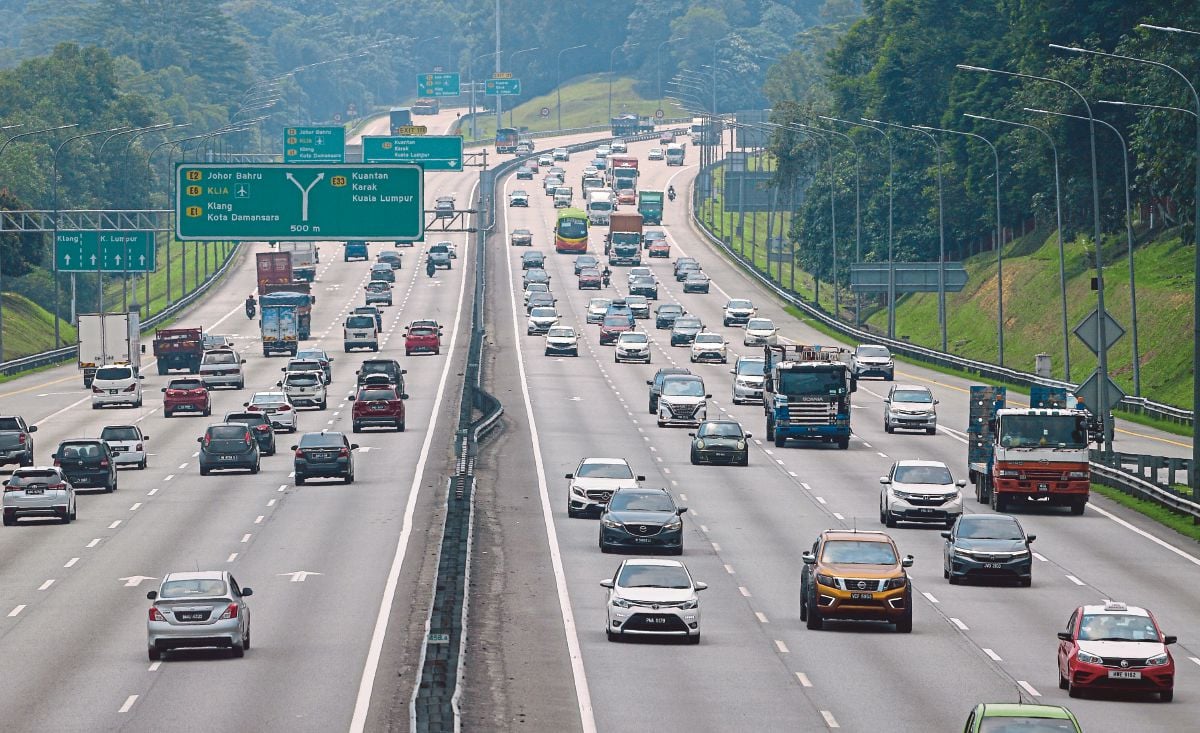Trafik Perlahan Di Lebuh Raya Utama