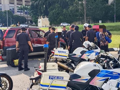 Dua Ditahan Cuba Masuk Istana Negara Bawa Parang Dalam Kereta