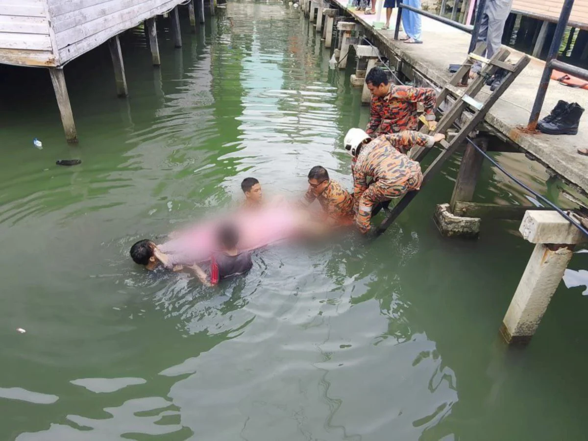 Wanita Jatuh Laut Melalui Lubang Lantai Rumah Akibat Sawan