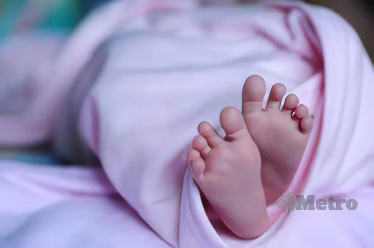 Bayi Baru Lahir Ditinggalkan Dalam Besen Tepi Tong Sampah