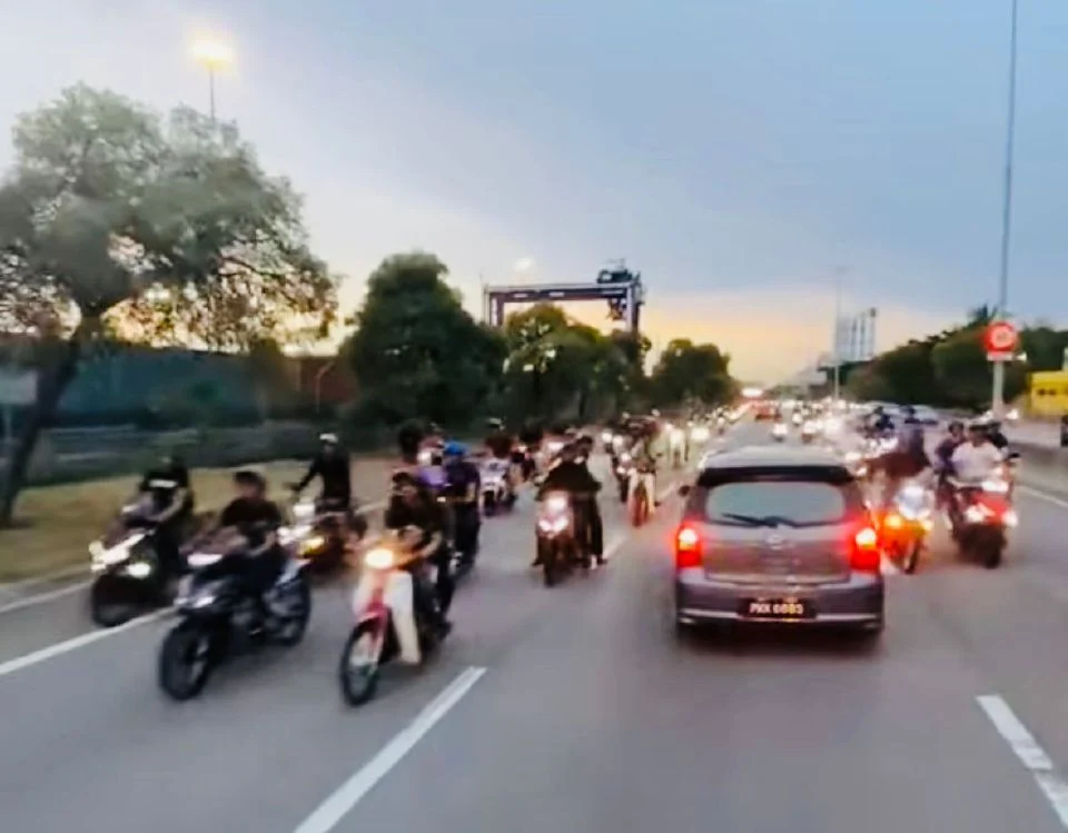 Elak Ditahan Polis, Penunggang Motosikal Melawan Arus
