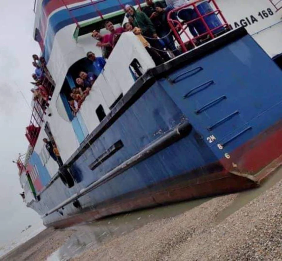 Tiga Feri Berpatah Balik Akibat Ribut, Satu Tersangkut Di Tebing Pasir