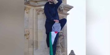 Lelaki Panjat Big Ben Bawa Bendera Palestin Ditahan
