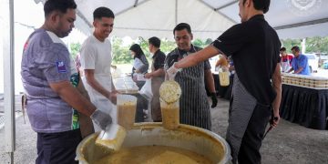 Lebih 10,000 Paket Bubur Lambuk Istana Johor Diedarkan Kepada Rakyat